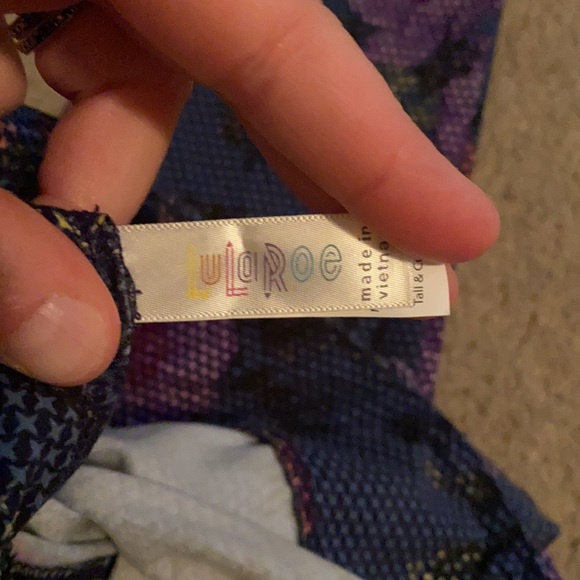 LulaRoe Talk/Curvy Leggings (Roses) - Picture 2 of 3